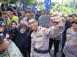 May Day Kapolres Situbondo Diserbu Emak-Emak Minta Selfie
