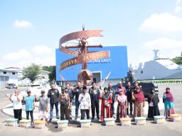 Ratusan Paket Sembako TNI AL Peduli Masyarakat Surabaya dan Madura