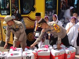 Polisi Bantu Pemberangkatan Calon Jamaah Haji di Tuban