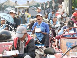 Pasma Royce Sarapan Bareng dan Berbagi Sembako Dengan Abang Becak