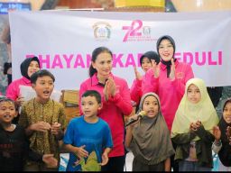 Ketum Bhayangkari Hibur Anak-anak Pengungsi Banjir Bandang Sumbar