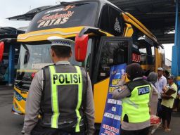 Aparat Periksa Bus Antarkota Provinsi di Terminal Minak Koncar Lumajang