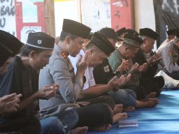 Doa Bersama di Pintu 13 Stadion Kanjuruhan Malang 