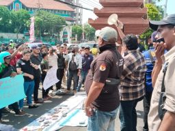 Tolak RUU Penyiaran, Puluhan Jurnalis Demonstrasi di Depan Gedung DPRD Jatim 