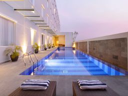 Special Promo Kiri ke Kanan: Friday Nightcoustic, Eat & Swim, Happy Hour