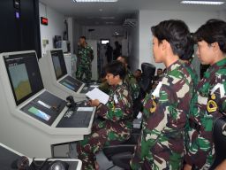 Siswa Pusdiklek Kodiklatal Berlatih Teknologi Sistem Kendali Senjata  