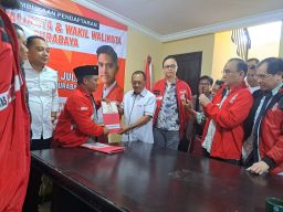 Hadir ke PSI Surabaya, Eri-Armuji Kembalikan Formulir Pendaftaran Cawali 