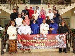 Peringati HUT Surabaya ke-731, Setwan Gelar Peragaan Busana Jawa di Zebra Cross