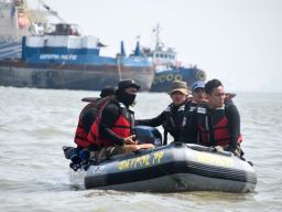 Lagi Satpol PP dan DKPP Patroli di Perairan Teluk Lamong