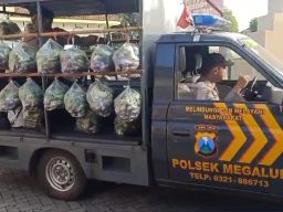 Kamtibmas, Polisi Sulap Mobil Patroli Jadi Gerobak Sayur Gratis