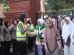 Ramah Lansia Puluhan Polwan Bantu Calon Jamaah Haji