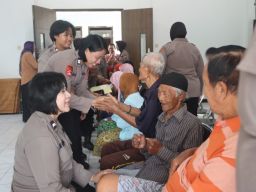 Hari Bhayangkara ke-78, Polwan Polres Mojokerto Peduli Lansia 