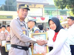 Beraparas Cantik, Dua Polwan Polres Lumajang Raih Penghargaan. Ini Prestasinya