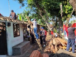 Aksi Sosial Polisi Bedah Rumah Warga