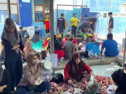 SMP Muhammadiyah 15 Boarding School Surabaya Bagikan 900 Bungkus Daging Kurban