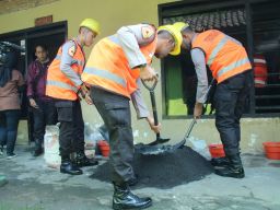 Polresta Malang Kota Bersama Taruna Akpol Bedah Dua Rumah Warga