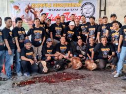 Sembelih Hewan Kurban, KOMPAK Bagikan 1927 Kotak Daging Higenis Ramah Lingkungan 