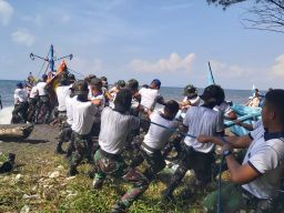 Siswa Kodiklat Selamatkan Kapal Nelayan Hampir Tenggelam di Pantai Banyuwangi 