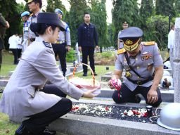 Jajaran Mabes Polri Ziarah ke TMP Kalibata 