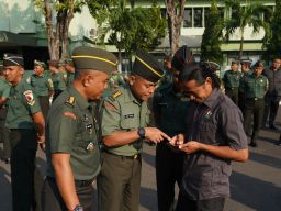 Cegah Judi Online di Kalangan Prajurit Kasrem Bhaskara Jaya Lakukan Sidak 