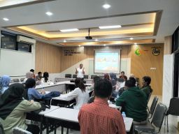 Gandeng LUKW Unitomo, Japelidi Gelar Workshop Literasi Digital untuk Jurnalis dan KOL 