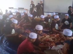 Sembelih 119 Hewan Kurban, Ponpes Al Fitrah Kedinding Ajarkan Santri untuk Berbagi