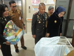 Kado untuk Tiga Bayi Lahir di HUT Bhayangkara ke-78