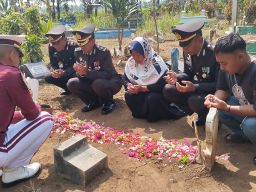 HUT Bhayangkara ke-78 Polres Malang Ziarah ke Makam Korban Peristiwa Kanjuruhan
