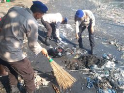 Jaga Kelestarian, Polisi Bersama Masyarakat Bersih-bersih Pantai 