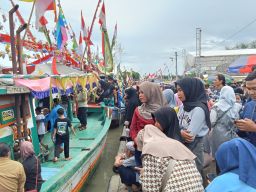 Larung Sesaji Ke Laut Di Padati Ribuan Masyarakat Pemalang