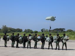 41 Siswa Diktaifib Terima Brevet Terjun Free Fall