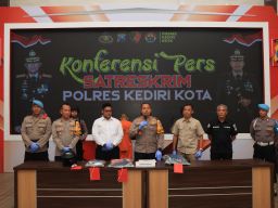 Polres Kediri Kota Amankan Tiga Tersangka Pengeroyokan Pasutri
