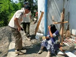 DIduga Mengalami Depresi Seorang Wanita Diamankan Petugas Di Lintasan Kereta Api 