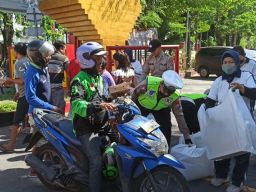 Ratusan Nasi Kotak Jumat Berkah Ludes dalam Sekejap 