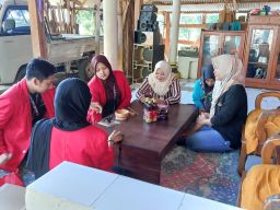 Pendampingan Digital untuk Meningkatkan Pemasaran Keripik Talas Di Desa Dilem