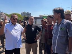 Kedepankan Dialog Penertiban PKL Pasar Loak, Wawali Armuji Tuai Pujian Warganet