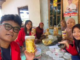 Mahasiswa Untag Surabaya Berikan Pendampingan Packaging Kripik Pisang bagi Warga di Desa Dilem
