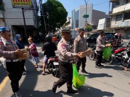Jum'at Berkah Polsek Simokerto Bagikan Ratusan Nasi Bungkus 