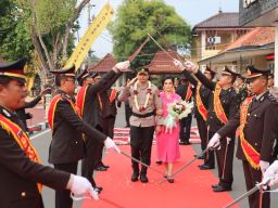 Tradisi Pedang Pora Sambut Kapolres Pemalang yang Baru AKBP Eko Sunaryo 