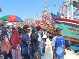 Ribuan Masyarakat dari Berbagai Tempat Hadiri Tradisi Sedekah Laut Di Tanjung Sari Pemalang 