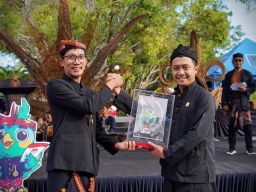 Optimalkan Sosialisasi, KPU Jatim Luncurkan Kirab Maskot Pilkada 2024 di Pacitan