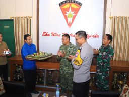 Polres Ngawi Beri Tumpeng dan Kue Ulang Tahun ke Yon Armed 12 Kostrad