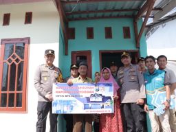 Polisi Bedah Rumah Warga di Desa Nguwok Lamongan 