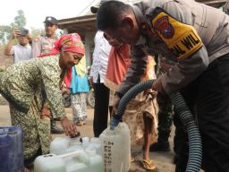 Warga Kaki Gunung Penanggungan Terima Bantuan Air Bersih