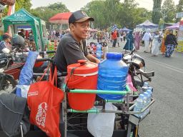 Cerita Warga Penyandang Disabilitas Penjual Kopi Keliling