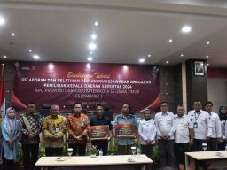 KPU Jatim Serahkan Santunan Kepada Ahli Waris Pantarlih yang Meninggal Dunia