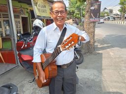 Kakek Yuyun Pengamen Fenomenal Dari Pemalang yang Selalu Berpenampilan Necis Dan Keren 