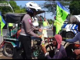 Tekan Angka Kecelakaan, Berbagi Sembako dengan Masyarakat 