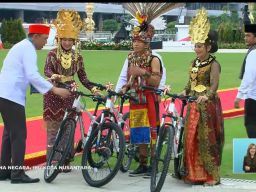 HUT Kemerdekaan RI ke-79, Istri Ketua DPD RI, Enny LaNyalla Dapat Hadiah dari Presiden Jokowi