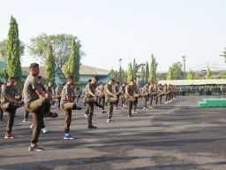 Potong Tumpeng Warnai Olah Raga Danrem Bhaskara Jaya dengan Seluruh Anggota